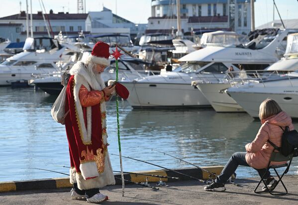索契码头一名装扮成严寒老人的男子。 - 俄罗斯卫星通讯社