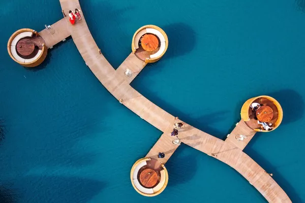 Посетители в плавучем кафе в Накхонпатом в окрестностях Бангкока, Таиланд