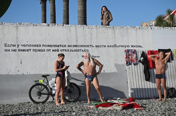 索契黑海卵石沙灘上的遊客。 - 俄羅斯衛星通訊社