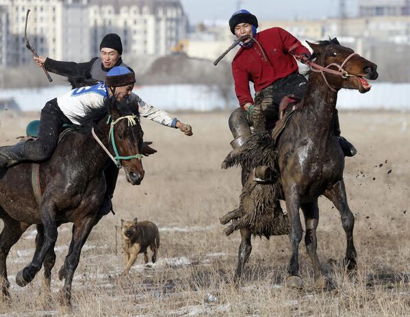 比什凱克郊區奧爾托賽村舉行年度“恩蒂馬克”（友誼）叼羊比賽，全亞州各年齡段的選手都可以參加。 - 俄羅斯衛星通訊社