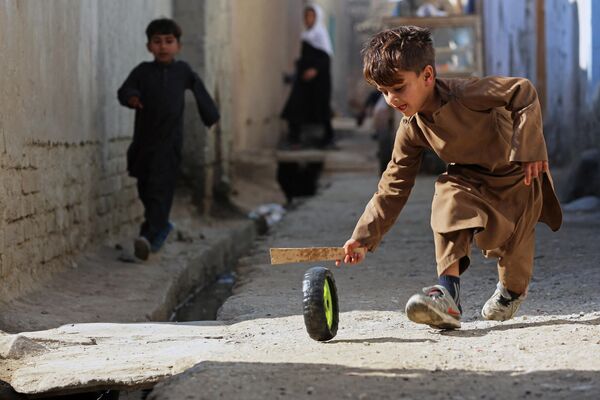一個阿富汗男孩在賈拉拉巴德街頭玩輪胎。 - 俄羅斯衛星通訊社