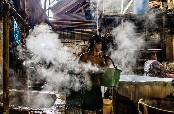 印度尼西亞，一名工人在茂物的豆腐廠準備大豆。 - 俄羅斯衛星通訊社