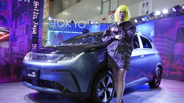 中國比亞迪（BYD）公司在2023年東京車展中展出“海豚”（DOLPHIN）電動車。 - 俄羅斯衛星通訊社