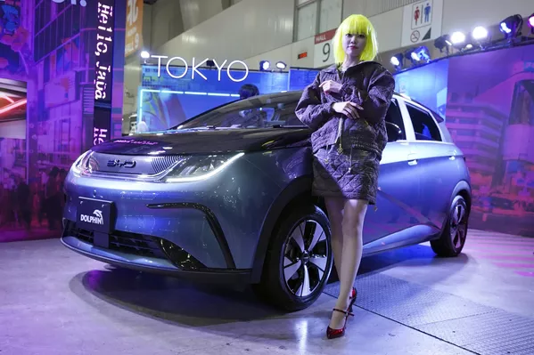 中國比亞迪(BYD)公司在2023年東京車展中展出“海豚”(DOLPHIN)電動車。 中國比亞迪(BYD)公司在2023年東京車展中展出“海豚”(DOLPHIN)電動車。 - 俄羅斯衛星通訊社