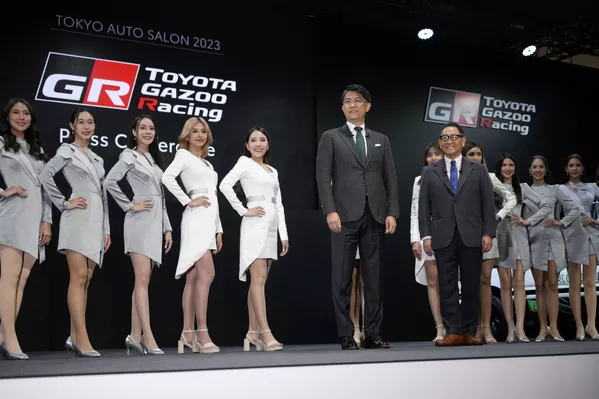 日本豐田汽車社長豐田章男與豐田Gazoo Racing公司佐藤晃司參加2023年東京車展活動。 日本豐田汽車社長豐田章男與豐田Gazoo Racing公司佐藤晃司參加2023年東京車展活動。 - 俄羅斯衛星通訊社