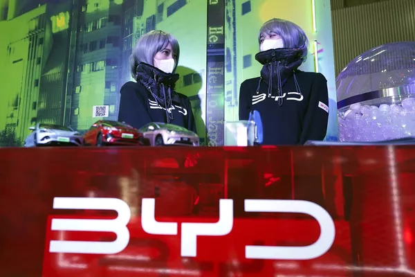 中國比亞迪(BYD)公司在2023年東京車展中布設的企業展台。 中國比亞迪(BYD)公司在2023年東京車展中布設的企業展台。 - 俄羅斯衛星通訊社