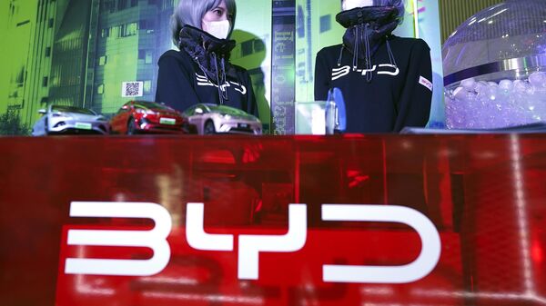 中国比亚迪（BYD）公司在2023年东京车展中布设的企业展台。 - 俄罗斯卫星通讯社
