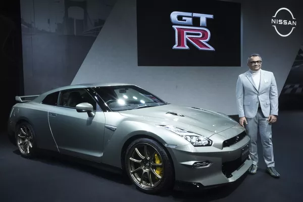 日產汽車公司首席運營官古普塔與GT-R 2024汽車。 日產汽車公司首席運營官古普塔與GT-R 2024汽車。 - 俄羅斯衛星通訊社