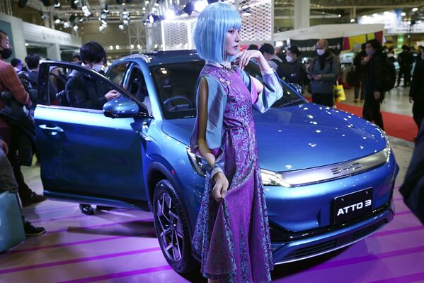 中國比亞迪（BYD）公司在2023年東京車展中展出ATTO 3電動車。 - 俄羅斯衛星通訊社