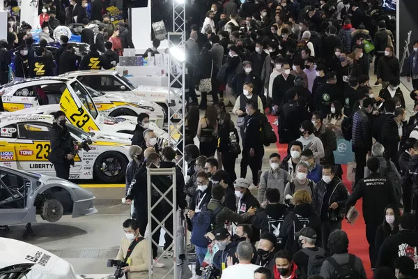 2023年東京車展中的觀眾。 2023年東京車展中的觀眾。 - 俄羅斯衛星通訊社