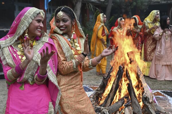 印度阿姆利则市的同学们在篝火边跳起旁遮普民族舞蹈“吉达”。 - 俄罗斯卫星通讯社