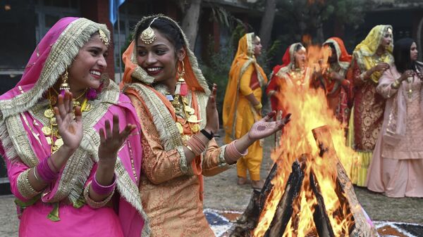 印度阿姆利則市的同學們在篝火邊跳起旁遮普民族舞蹈“吉達”。 - 俄羅斯衛星通訊社