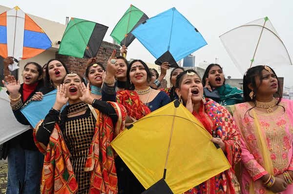 印度阿姆利则市的同学们在篝火节中放飞风筝。 - 俄罗斯卫星通讯社