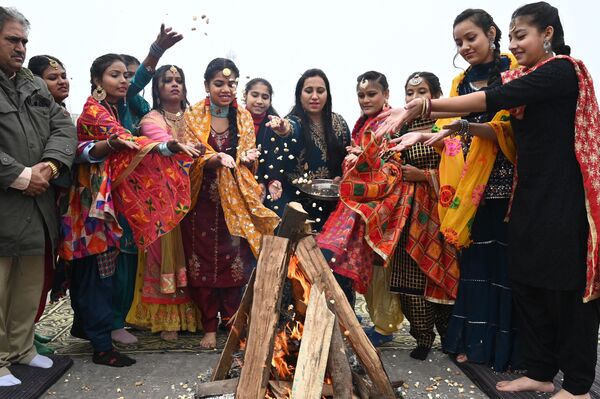 印度阿姆利则市学生们向篝火中投入爆米花、花生和甜品。 - 俄罗斯卫星通讯社