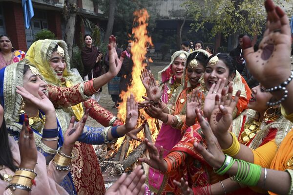 印度阿姆利则市的同学们在篝火边跳起旁遮普民族舞蹈“吉达”。 - 俄罗斯卫星通讯社