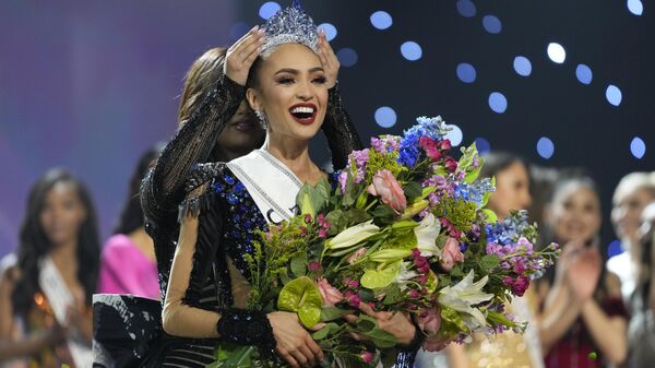 美國小姐博尼·加布里埃爾摘得在美國舉行的“環球小姐”選美賽桂冠。 - 俄羅斯衛星通訊社
