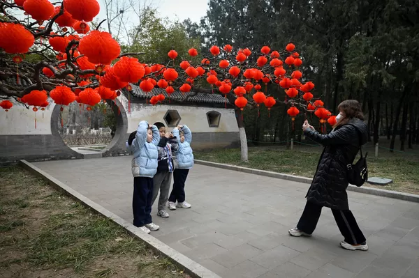北京市公园悬挂起陪衬春节空气的春节红灯笼。 - 俄罗斯卫星通讯社