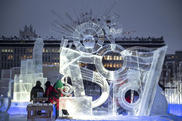 在彼爾姆市濱海大道上，為紀念建城300週年舉行的“冬季開幕”全俄冰雪雕塑錦標賽決賽期間，參賽者現場製作冰雕。 - 俄羅斯衛星通訊社