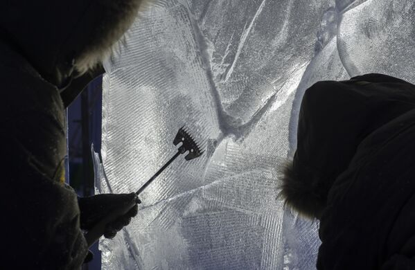 在彼尔姆市滨海大道上，为纪念建城300周年举行的“冬季开幕”全俄冰雪雕塑锦标赛决赛期间，参赛者现场制作冰雕。 - 俄罗斯卫星通讯社