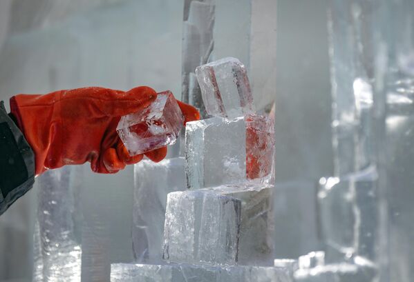 在彼尔姆市滨海大道上，为纪念建城300周年举行的“冬季开幕”全俄冰雪雕塑锦标赛决赛期间，参赛者现场制作冰雕。 - 俄罗斯卫星通讯社