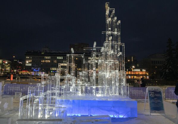 在彼尔姆市滨海大道上，为纪念建城300周年举行的“冬季开幕”全俄冰雪雕塑锦标赛决赛上，作品《300 P》获胜。 - 俄罗斯卫星通讯社