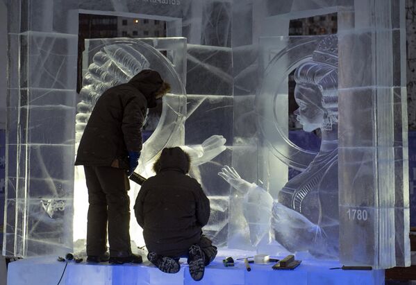 在彼爾姆市濱海大道上，為紀念建城300週年舉行的“冬季開幕”全俄冰雪雕塑錦標賽決賽期間，參賽者現場製作冰雕。 - 俄羅斯衛星通訊社