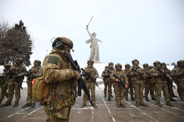 在前往特別軍事行動區之前，“斯大林格勒”支隊的志願兵在馬馬耶夫庫爾乾紀念建築群。 - 俄羅斯衛星通訊社
