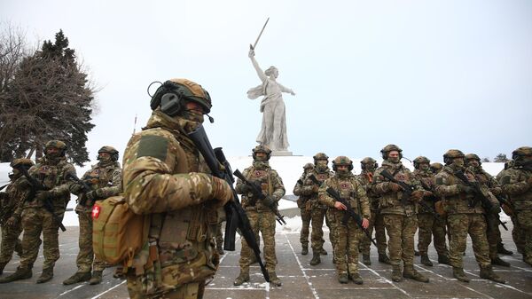 在前往特別軍事行動行動區之前，“斯大林格勒”支隊的志願兵在馬馬耶夫庫爾乾紀念建築群 - 俄羅斯衛星通訊社