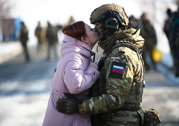 一名女孩在馬馬耶夫庫爾乾紀念建築群為“斯大林格勒”支隊的志願兵送行，他們將前往特別軍事行動區。 - 俄羅斯衛星通訊社