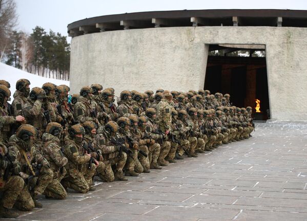 在前往特别军事行动区之前，“斯大林格勒”支队的志愿兵在马马耶夫库尔干纪念建筑群。 - 俄罗斯卫星通讯社