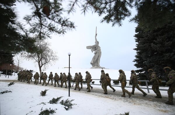 在前往特别军事行动区之前，“斯大林格勒”支队的志愿兵在马马耶夫库尔干纪念建筑群。 - 俄罗斯卫星通讯社