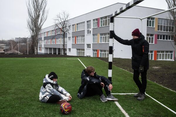 马里乌波尔第27学校重建开学后，在操场上锻炼的孩子们。 - 俄罗斯卫星通讯社