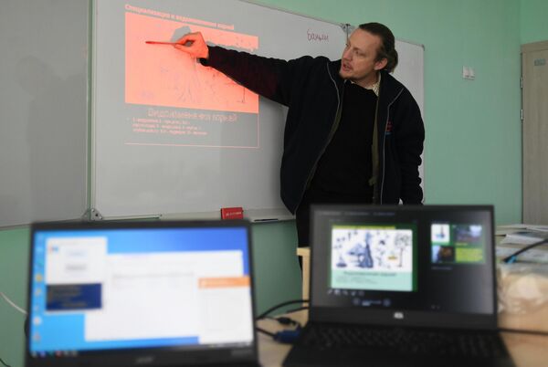 馬里烏波爾第27學校重建開學後，老師在教室里授課。 - 俄羅斯衛星通訊社