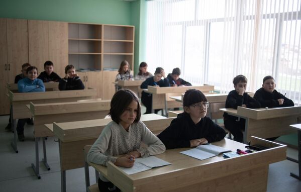 馬里烏波爾第27學校重建開學後，在教室里上課的學生們。 - 俄羅斯衛星通訊社