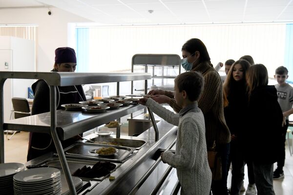 馬里烏波爾第27學校重建開學後，在食堂里排隊領餐的學生們。 - 俄羅斯衛星通訊社