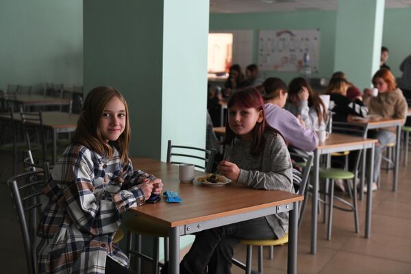 馬里烏波爾第27學校重建開學後，在食堂吃飯的學生們。 - 俄羅斯衛星通訊社