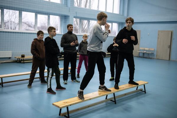 马里乌波尔第27学校重建开学后，在体育馆里锻炼的学生门。 - 俄罗斯卫星通讯社