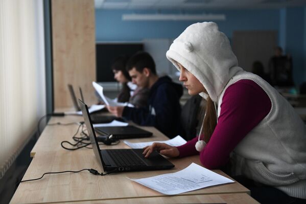马里乌波尔第27学校重建开学后，学生们在课堂上使用笔记本电脑。 - 俄罗斯卫星通讯社