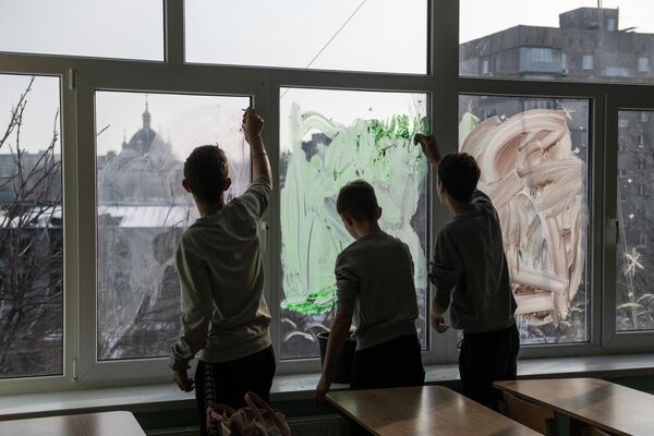 马里乌波尔第27学校重建开学后，孩子们在教室里擦窗户。 - 俄罗斯卫星通讯社