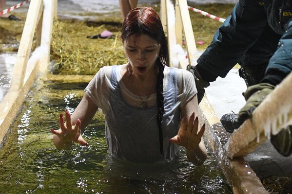 姑娘參加在新西伯利亞奧布河上進行的主顯節洗禮活動。 - 俄羅斯衛星通訊社
