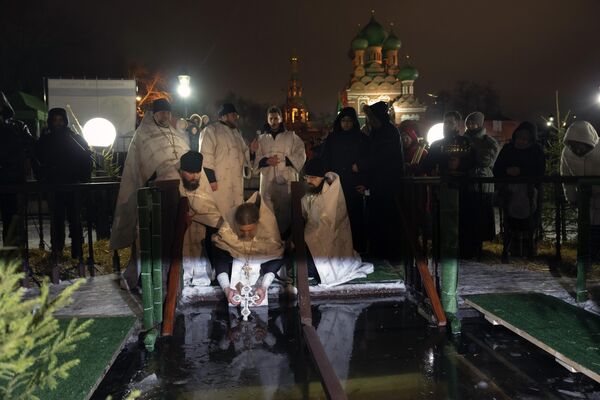 东正教神甫参加在莫斯科赐予生命的三位一体教堂附近进行的主显节洗礼活动。 - 俄罗斯卫星通讯社