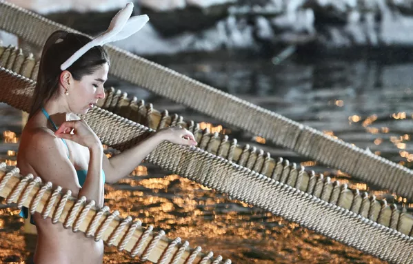 姑娘在莫斯科伊斯梅洛夫斯基克里姆林宮里沐浴慶祝主顯節。 姑娘在莫斯科伊斯梅洛夫斯基克里姆林宮里沐浴慶祝主顯節。 - 俄羅斯衛星通訊社