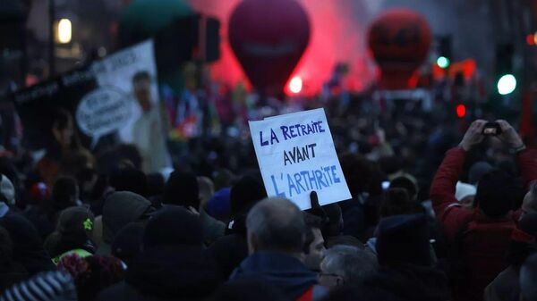 巴黎在大规模罢工的背景下开始抗议退休改革 - 俄罗斯卫星通讯社