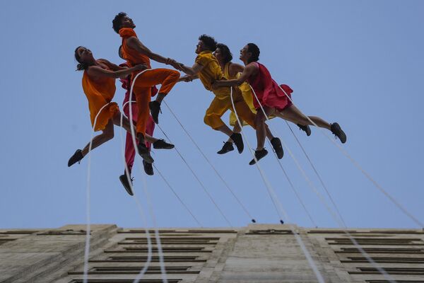 智利圣地亚哥，美国Bandaloop高空舞蹈团的舞者们在Teatro a Mil国际节上表演《Bird Sky》。 - 俄罗斯卫星通讯社