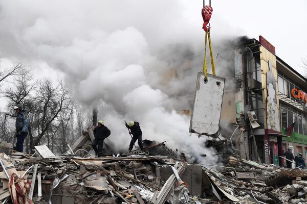 顿涅茨克加里宁斯克区伊利奇大街，救援人员在被乌克兰武装部队炮击摧毁的购物中心现场。 - 俄罗斯卫星通讯社