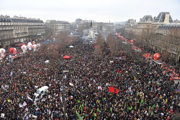 巴黎，人們聚集在共和國廣場舉行抗議養老金改革的示威活動。 - 俄羅斯衛星通訊社