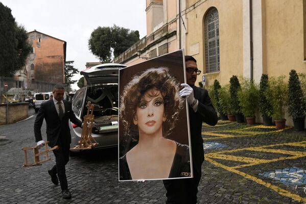 意大利羅馬，殯葬工作人員手持已故女星、意大利電影傳奇人物吉娜·勞洛勃麗吉達的照片。 - 俄羅斯衛星通訊社