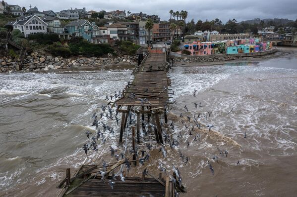 加州小城卡皮托拉於1857年建造的碼頭被風暴損毀。 - 俄羅斯衛星通訊社