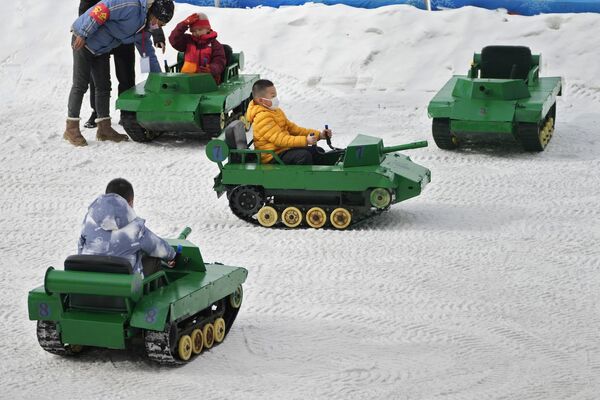 北京，孩子们在公园里玩雪地坦克。 - 俄罗斯卫星通讯社