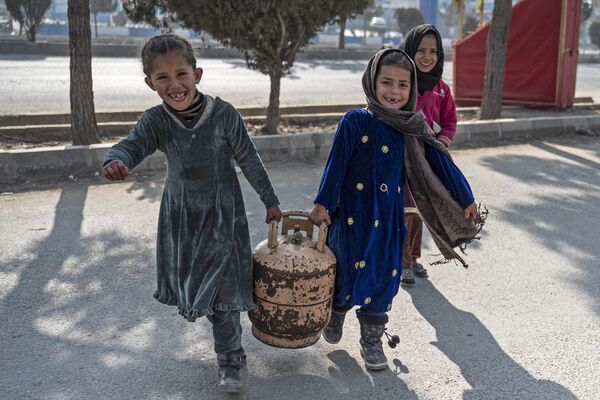 孩子们在喀布尔街头搬运煤气罐。 - 俄罗斯卫星通讯社